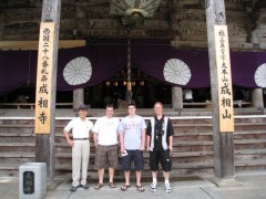 校长与美国学生参拜成相寺—２