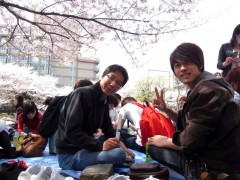 ２０１１年４月１１日，东京银星日本语学校组织部分同学去了学校附近的芝公园看樱花会。
