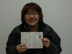 麦同学取得2010年第二回“日本语能力考试”满分！
J4班的麦咏琳同学参加了2010年12月5日举行的2010年第二回日本语能力考试，取得了满分180分的好成绩，当之无愧地成为全国第一名！以下是关于考试，对麦同学的采访。
Q:当初有没有自信在考试中取得满分？
  完全没有。当看到成绩公布，根本不相信是真的，以为是样本，简直想问老师“哪个是分数？”。非常吃惊。

Q:比起去年考试形式发生了变化，有没有注意到？
  感觉变得有点难了，但是日语本身没有变，打下的基础很扎实。

Q:为了准备考试，你是怎样学习的？
我想课本只是学习的一个方面。平时看电视，以及听车站的广播等等，留意倾听贴近生活的声音，能够受益匪浅。

Q:请给今后参加日语能力考试的同学提出建议。
租借录像带等等，从自己喜欢的事物开始学习，我想非常有好处。请大家也努力奋斗！

同一J4班的彻吉同学也取得了180分满分中的175分的高分。
如果在日语能力考试的N1中取得高分，升入大学后，有机会受到日本国际教育支援协会的奖学金资助。希望同学们继这两位同学之后，以获得高分为目标努力奋斗！
