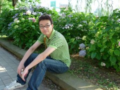 
氏名：蘇暁博
国籍：中国
武蔵浦和日本語学院入学：　２００６　年　１０　月
武蔵浦和日本語学院卒業：　２００７　年　３　月
進路先：東京大学
現在の状況：大学院博士課程


　　大家好。我是来自中国的留学生苏晓博。一转眼，来日本已经过了三年半。刚开始来日本留学，是在武藏浦和日本语学院上学。这所学校地处安静整洁的自燃环境当中。我不但通过丰富多彩的学习课程，还通过各种各样的课外活动，在学习日本语的同时逐渐融入到了日本社会。
    另外，我认为作为留学生[了解自己]是十分重要的一件事。我在武藏浦和日本语学院老师们的指导下，认清了自己的优点和缺点，自己决定考入东京大学大学院进行研究。
    相信来自不同国家的各位留学生，对理解日本语以及对将来的出路有着各自不同的想法。相信即使学习时间很短，也能认清自己，选择最适合自己的出路。
    德川家康说过[人的一生，如肩负重担行远路，不得心急]。我深信在慢慢了解真正的自己之后，能更加扩大可能性。
