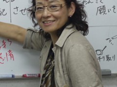 川井 老师
讲课要明朗，易懂，有力量，这是我的原则。作为同学们升学的桥梁而负责任地进行指导。
