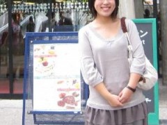 王珂（女）：
2006 年9 月—2010 年6 月湖南大学外国语学院（文学学士学位）
2008 年7 月—2009 年6 月亚细亚友之会日本语学校
2010 年10 月—2011 年3 月东京大学学际情报学府
2011 年4 月— 早稻田大学大学院政治学研究科
追寻自己的梦想
我在大三这一年，来到亚细亚友之会日本语学校，开始了我的留学生活。
（一）初到日本
初到日本，一切都非常新鲜，看到那些在日剧中才能出现的场景，很没有实感。自己虽然是日语系的学生，但是“学日语”和“用日语”毕竟不一样，书本上的知识难免过于刻板。
最记得打工许可证刚下来的时候，大家都跃跃欲试，打电话找工作，却频频遭拒。在老师悉
心的教导以及我们自身的努力下，大家的日语越来越地道，和日本人的交流也越来越流畅。
亚细亚友之会日本语学校的课程设置非常细致，使我们从听、说、读、写各个方面得到训练。另外一般课程的学生还可以接受针对能力考试以及商务日语考试的专门授课，这无疑使得大家的通过率得到很大的提升。亚细亚友之会日本语学校的老师给予我们的帮助绝不仅仅限于课堂上的授课。记得我和班上的同学去“日本语教室”（日本人的志愿者和我们进行一对一的交流的一种免费活动）时，阿部老师还特意抽出时间陪我们一同前往，拜托“日本语教室”的负责人照顾我们。
（二）大学院的申请
我是在留学的下半年，萌生大学毕业后继续来日本念硕士的念头的。我当时非常困惑，
因为语言学出身的学生，如果继续语言方面的深造，会相对比较容易，而我自己对新闻传媒
比较感兴趣。跨专业读大学院，无疑是比较冒险的一种方式，因为你必须说服考试官，你虽
然之前没有过专业的学习，但是你有足够的决心，也做了足够的准备来学习这个专业。在这
里，我要感谢志贺老师以及丁老师，在我决定报考哪所学校，写研究计划书，出愿等的整个
申请过程当中，给予我太多太多的帮助和建议。确定下自己的目标以后，我就开始准备我的研究计划书。在大学院的申请当中，研究计划书可以说是重中之重，考试官借由研究计划书来考察你的专业知识，以及你是否适合做研究。在写研究计划书的过程中，我浏览了很多留学论坛，看了很多研究计划书的范本，又阅读了一些专业书（中文，日文以及英文的都有），还去旁听了一些新闻专业的课程，最终写出我自己的研究计划。留学生一般来说可以先申请做半年或一年的研究生（和中文的“研究生”不同，和“预科生”的概念有些类似），跟着指导老师，听他的一些课，接受他的指导，然后再参加修士（中文所说的“硕士”）入学考试。而很多学校，申请“研究生”需要指导老师的“内诺”才能够“出愿”。当然你也可以直接去参加修士入学考试，只不过这样可能难度会比较大。我通过这次的申请，才知道有一些学校的有些专业，研究生是不需要内诺的，可以直接申请，例如北海道大学国际广报媒体与观光学院，东京大学的学际情报学府等等。我选择的就是研究生不需要内诺的学校，当然这种方式也可能会导致和导师的交流不够充分。作为一个转专业的学生，在申请的时候，我面临着很大的压力，因为毕竟在我面前有着很多更容易走的道路，自己却选择了一条有些荆棘的道路。不过，我从来没有怀疑过留学这个决定。很多人都说，成功的永远只是那一小部分的人，所以不要去做一些不实际的梦，我却觉得一定要学会做梦，因为做梦才是成功的第一步。有了梦想，更要考虑如何去实现它，让它变为现实。
最后希望所有留学生以及志在留学的同学，能够勇敢地追逐自己的梦想！