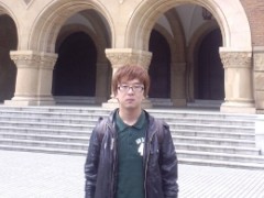 选择适合自己的路 
崔成海
时间似流水转眼间来日本已经两年了，在这个即将踏入大学校门的时候我觉得有必要留下一点什么，作为对陪伴我度过了两年时光的亚细亚友之会日本语学校，亦对关心过我而且现在也关心着我的老师们的感谢。
2009年的4月份，我也像许多刚刚毕业的大学生一样在日语只是会一点基础的情况下，带着考入日本名牌大学大学院的梦想而来到了日本。
也许是把日本的大学院想得太简单了，又或许是自己的专业课太差了。在与教授联系的时候就遇到了很多问题。直到2010年11月留学生考试报名截止的前两天我还在犹豫是否继续考大学院还是学部，经过再三考虑，我认为应该切合实际，选择适合自己的路。最后听从了校长，丁老师以及班主任川井老师的建议选择了大学学部。之后的4个月时间里我辞掉了“打工”，一心一意地投入到了留考的复习之中。在此也非常感谢学校提供了非常好的自习环境。
在老师的悉心指导和自己的奋发努力下，在去年11月的留考中取得了理想的成绩获得了日语总分最高分369分，其中听解•听读解最高分173分，读解最高分196分。数学（1）最高分186分，综合科目195分的优异成绩。最后如愿以偿考上了一桥大学商学部。对于大学院失败的我来说这也许是我能做到的最好的弥补了吧。
再说说学校。如果说亚细亚友之会日本语学校跟其他日本语学校最不一样的地方，我觉得是严格管理下的非常高的出勤率。这次考上理想的大学和大学院的毕业生无一不是如此。这也说明了，只有坚持到最后才能有好的结果。最后再次感谢严格管理了我们两年的校长跟丁老师，感谢学校给予我的奖学金（文部省的奖学金和学校的留考成绩优秀者的特别奖学金）。
续集—努力拼搏
我自从入学到一桥大学后，投入了紧张的学习之中，写研究报告、发表等。实事求是地说，在不断学习当中我深感知识的贫乏和日语水平的欠缺，因此我加倍的努力拼搏着。我真诚地劝学妹、学弟们一定要在语言学校里多学习，这样才能为以后的路奠定良好的基础。作为前辈我也衷心希望学妹、学弟们学习进步、能够考入理想的大学、大学院！