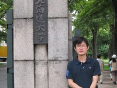 丁文杰（男）：
2003 年9 月— 2007 年7 月北京航空航天大学公共管理学院（管理学学士学位）
2005 年9 月— 2007 年7 月北京航空航天大学法学院（法学学士学位）
2007 年10 月— 2009 年3 月亚细亚友之会日本语学校
2009 年4 月— 现在北海道大学大学院法学研究科
脚踏实地，选择一条适合自己的路
话说留学日本，虽然和那些有着日本名校光环的学生比起来我的留学生活并不精彩，但
每一步脚踏实地，一步步从起点的语言学校走到了大学院，我相信我所选择的却是一条最适
合自己的路。在此，我想谈一些自己的切身体会和一些心得与大家分享一下。
1．语言学校—亚细亚友之会日本语学校—
2007 年，我从国内本科毕业后，同年10 月来日本留学，就读于亚细亚友之会日本语学校。
初到语言学校的第二天，通过分班考试我和另一位毕业于大连理工大学日语系的女生被分到
了湖南大学交流生所在的班级。湖南大学交流生，顾名思义就是湖南大学交流到日本的日语
系学生。不知道自己是幸运，还是不幸，全班男女比例严重失衡，1：16（只有我1 名是男生）。
加上除了我都是日语专业出身，明显我成了全班的弱势群体。虽说来日本之前我就通过了日
本语能力考试一级，但是每次课堂发表，我那糟糕的日语发音成了大家的笑柄，那场面是何
其的壮观（尴尬），唉！我心里愤愤不平，每次只能化悲痛为动力，拼命纠正自己的发音，并
不断地跟她们较劲。现在回想起来，其实无形中她们给了我鼓励与动力。这样与她们开心地、
幸福地度过了8 个月之久，等我有了足够的信心与她们较量高下的时候，因为为期一年的交
换期限已满，她们却不得不选择回国。在机场送别的时候，还真是依依不舍。回想起来，那
时候与她们一起学习、观光富士山、游玩富士游乐园，一起参观地震局和NHK，一起为四川
灾区人民募金等时光，是我留学生活中最开心、最无忧无虑，也是最留恋的时光。
2008 年的炎热夏季，我开始着手准备大学院考试。在赴日留学之前，我本以为要考入大
学院必须要上一年的研究生，也就是所谓的预科。其实不然，在日本考入大学院主要有两种
途径：一种是主动与大学院的教授取得联系，如能顺利得到教授内诺的话，可以先在教授门
下读一年左右的研究生，然后通过正式的入学考试进入大学院成为大学院生。因为日本的教
授普遍有优先录取研究生的倾向，这是最为保险的一种方法，也是很多留学生优先考虑的途
径。另一种是不走研究生这条路，而是直接参加大学院的入学考试。大学院的入学考试一般
分为笔试和面试，笔试又可分为专业课和外语（一般情况下，只有笔试通过者才有资格参加
面试）。因为直接参加入学考试，就意味着自学所有专业课和外语的基础上与那些日本学生和
研究生公平竞争，这种途径明显是有风险的。但那时的我毅然决然地选择了后者。我事先没
有与教授取得联系，是直接报名后参加大学院考试的。为了准备考试，我索性大大缩减了打
工时间，空出大部分时间来复习专业课和外语，另外，利用业余时间收集各个大学的信息，
如历年试题、考试类型及考试时间等。大学院、专业和教授的选择，还有出愿书、研究计划
书、成绩证明书以及资金保证书等莫名其妙的资料一时弄得我手忙脚乱，不知道从何做起。
- 2 -
这个时候，语言学校的野左近校长和丁老师给予了热情的帮助，志贺老师对我写的研究计划
书给予了热心的指导。在他们的无私帮助下，我才得以安心地学习，最终考上了理想的大学
院。
2．大学院—北海道大学—
2009 年2 月，所有国公立大学的招生工作接近尾声。虽说之前我陆续拿到了国士馆大学
大学院和青山学院大学大学院（正式院生）的入学通知书，但私立大学将近100 万日元的学
费令我为难。再说我来日本的目的是考入有名的国立大学。我一直没有放弃自己的追求，当
然我要挑战考一下国立大学。经过查阅资料得知我要学习和研究的知识产权法领域，在北海
道大学（国立大学）有位著名的学者——田村善之教授。田村善之教授是日本文部省知识产
权重点研究项目的负责人，也在日本政府内阁官房等机构及一系列国内外学术机构担任专
家委员或学术职务，是一位非常著名和有名望的教授。于是我毅然报名参加了北海道大学
大学院的入学考试（事先也没和教授联系）。笔试通过，很高兴，可遗憾的是经面试后，接到
的通知竟然是落榜。我虽然感到很失望，但是当我冷静的反思后觉得没有合格的原因还是自
己的实力不够。在校长和丁老师的支持和鼓励下，我终于拿出勇气给北海道大学的田村善之
教授发了邮件，我诚恳地请求教授能接收我为研究生。结果，发出邮件不到半个小时，我
很幸运地收到了教授的回信——研究生内定。
2009 年4 月，我乘上了飞往北海道的飞机，经过了半年的研究生阶段，同年10 月顺利考
上了北海道大学法学研究科的硕士课程。受益于在语言学校磨练的日语基础，我很快适应了
大学院生活。在这一年里，我所翻译的田村教授的几篇论文，在中国人民大学的核心期刊以
及韩国首尔大学的学术杂志《LAW＆TECHNOLOGY》上得以发表，在北海道大学的学术杂
志《知识产权法政策学研究》上还发表了一篇自己的论文。2010 年3 月，我还代表北海道大
学访问了复旦大学、南京大学和南京师范大学的法学院，参加了为期一个星期的研究生法学
论坛交流活动。基于这样的成绩，我很幸运地成了硕士一年级为数不多的日本文部省的奖学
生之一。
记得有一次我在知识产权法研究会上发表论文后，下面有位同学问我：作为中国留学生，
能在这么大的研究会上用流畅的日语发表自己的论文，其秘诀是什么？我毫不犹豫地回答说：
因为我在语言学校学了一年多日语，是亚细亚友之会日本语学校的老师们教会了我正确的日
语。
因为我来日本之前就拿到了管理学学士学位和法学学士学位，并通过了日本语能力考试
一级，或许我可以尝试直接申请大学院的研究生。但是我首先选择语言学校的原因是，我要
在语言学校打好坚实的日语基础。我现在可以毫不犹豫地说，我的选择是正确的。如果我没
有在语言学校进一步巩固日语并查阅各种资料、准备应考，也不可能有今天的我。因此我要
说：脚踏实地、选择一条适合自己的路是最现实、最理想的。再则一定要有毅力、坚持不懈
的刻苦学习，这样才能达到目标，到达成功的彼岸。