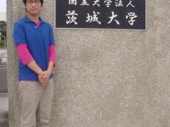 简历
劉珂彬（男）来自辽宁省沈阳市。
2008年4月~2010年3月 亚细亚友之会日本语学校
2010年 4月考入东京都市大学（原武藏工业大学）
经历过，才知道。 -劉珂彬
人生需要经历一些坎坷，才会知道现在所拥有的一切的来之不易。
之所以这样讲，因为我的留学日本之路并不是一帆风顺，首先要感谢亚细亚友之会日本语学校的校长和丁老师的帮助与支持。没有校长和丁老师的帮助与支持，我也来不了日本。
2008年4月24日，和许多留学生一样，对异国的一切充满了好奇的我。怀揣着许多的憧憬和梦想，开始了日本的留学生活。
2年的语言学校的学习和生活中，有过许多个第一次，第一次独立生活，第一次面试，第一次打工……语言上，生活上，身在国外，遇到的困难远比要在国内的要多。在学校的老师的帮助下，渐渐的学会了处理这些问题，也觉得自己一点一点的成长了，随着说这些成长自己也收获了许多的果实。
2年间的学校的生活也丰富多彩，四川省地震救灾募金活动，富士山旅游，地震体验，班级忘年会，演讲比赛，保龄球大会，班级课外活动-古都镰仓，毕业旅行等等。有很多很多难忘的记忆，这都是我人生宝贵的财富。
在日本生活，很重要的一个词语就是「坚持」。我的2年间出席率是100%，我没有一天上课迟到，没有一天旷课。很感谢语言学校的校长和老师们，因为他们让我知道了所有的付出和努力都会有回报。2009年4月开始，我荣幸的获得了日本学生支援机构发放的奖学金（1年），每个月48，000日元，年总额576，000日元。这份奖学金，在学习和生活上给予了我很大的激励和帮助。
在学校老师的指导与帮助下，我顺利考入了东京都市大学（原 武藏工业大学）。进入大学后，我不会忘记刚来日本的辛酸，和老师们的句句教诲。在大学也会继续努力，加油。朝向我的目标奋进。
最后感谢校长，丁老师，大塚老师，给予我的帮助和支持。能来亚细亚友之会日本语学校学习，是我一生的收获。
经历了，才知道留学日本这个选择是正确的；
经历了，才知道自己可以做到以前认为自己做不到的事情；
经历了，才知道……
刘珂彬续集
2008年4月～2010年3月 亜細亜友之会日本語学校
2010年4月～2011年3月 私立大学 東京都市大学(旧-武蔵工業大学)
2011年4月現在 国立大学 茨城大学
「一生懸命努力すればするほど、運は味方する」
很高兴能再次和大家分享自己的经历。希望能给大家一些启迪。
2010年在考学中，虽然考入了东京都市大学。不过，始终不能忘记国立大学的梦。当然，对于重新考国立大学的想法，家人和朊友都很反对我的做法。
不过，我认为，自己的人生还需自己选择将来要走的路。不管未来是怎样，我只希望再给自己一次机会。虽然可能失败，但求将来不要后悔。
就在这些反对的声音中，唯独母校的 野左近校长和丁老师，给予已经毕业的我，很大的鼓励和帮助。而且还叮嘱我，即使决定再次考大学，也要重视私立大学的课业。
就这样，我一边读大学，一边复习留学生考试，准备着再一次的冲刺！在日本，这么做的人被称作“假面浪人”。虽然是“假面留学生浪人”的我，也没有轻视大学的学业。
在243人的学部中，我的GPA的成绩是学部第7名。班级中第一名。留学生中第一名。在日本大学毕业的必须条件是取得124个学分，我在1年级，就已经取得了49个学分。
除了在学习上，我还参加了学校的社团活动-ISO学生委员会。我是ISO学生委员会的第1名留学生，也是唯一1名留学生。在各种各样的活动中，我不仅交到了很多朊友，同时深刻体会到了日本学生的长处，很强的办事能力，和很强团队的合作精神。在1年级下学期，我被推选为ISO学生委员会-节能部的负责人。在日本大学的日子，除了紧张的学业之外，最快乐的就是社团活动了。
即使自己能够复习留学生考试的时间不是很多，但还是很努力的备考！在2010年留学生考试中，取得了我没有想到的好成绩！相比2009年我提高了150分！加上我的大学成绩很优秀，所以我顺利的考入了，国立大学-茨城大学。
日本国立大学有很多优点。社会评价好，师资力量雄厚，留学生的支援充实等等，对于留学生而言，学费是私立大学的一半。多种奖学金。这能减轻我们留学生很大的负担，能使我们专心学业。
已经在茨城大学生活有一段时间了。学校的氛围，真的是很好，我真的很喜欢茨城大学！
现在的我，很庆幸，当初的我能明确自己的目标，为之奋斗！我坚信，只要努力，幸运就会成为我们的朊友--「一生懸命努力すればするほど、運は味方する」。
在最后，我要感谢亚细亚友之会日本语学校给我的帮助，从我的例子大家可以看出，亚细亚友之会日本语学校对于毕业生也在跟踪指导。我想这是其他语言学校很难做到的事情。我很庆幸我的父母当初为我选择了亚细亚友之会日本语学校作为留学日本的第一站。
2011年6月18日