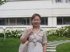 留学经验之谈
李笑然
我叫李笑然，高中毕业后于2008 年4 月进入亚细亚友之会日本语学校进行日语的学习。
刚刚来到日本的时候，连最简单的平假名，片假名都没有记全。经过两年的学习，日语一级测试取得
了326 分的成绩。并与09 年12 月考取了日本女子大学人间社会学部的现代社会学科。2010 年4 月开
始了大学生活。在这里，我想对自己的语言学校进行简单的介绍并说说这两年的经历。
我的母校亚细亚友之会日本语学校相较于其他的日本语学校具有较强的学习氛围。学校的出席率一直
保持全日本第一的位置。学校主要接收中国学生，升学为目的进行日语授课。根据成绩调整班级的制度
使在校学生的自觉性与积极性得到有效调动。第一年初级日语授课简单易懂，口语及会话能力得到有效
锻炼。第二年开始主要进行日语能力测试及留学生考试、升学考试的准备。老师会按照学生的能力水平
进行针对性的授课。并与暑假期间开始为升学作准备，向学生推荐与自己相适应的大学、大学院，根据
学校的要求进行一系列的专门培训。
亚细亚友之会日本语学校的老师都很亲切热心，授课的时候很注意方式和方法。根据学生们的需要适
度调整授课方式的做法是同学们的日语能力得到全面提高。只要按照老师的要求进行正常的学习，相信
大家都会取得满意的成绩。
另外，在生活方面，不得不提到的是丁老师。丁老师作为学校的象征人物受到了同学们的信任和尊
重。丁老师真诚热心，为同学们尽心尽力。无论是生活上还是学业上，如果遇到困难或烦恼，都可以放
心的和丁老师进行交流。丁老师是为具有很强责任心的人，对学生的事情一向亲历亲为。在远离亲人的
留学生们来说，丁老师更像是大家的家长。虽然有时会很严厉，但确实是在为学生们考虑、打算。
我们远离了家乡故土，来到日本求学打工，为的是拥有更为美好的未来。所以对于我们来说，最重
要的事情是树立目标，为了达成目标而不懈努力。我刚刚来到日本的时候日语基础很差，初次分班是在
学校最后的F 班。当时对于日本、日语都没有很深的理解。多少感觉有些无从下手。所以我当时并没有
急着给自己定下具体的标准，但每次考试都要求自己把成绩保持在班级前几名。在同样基础的同学中取
得优秀的成绩，这是我给自己定下的底线。不到一个月的时间里我就升了班。在可竞争的条件下争取获
得好成绩，这个习惯我一直保持到毕业。那个时候我已经升入了学校最好的A 班，并且在最后的几项重
要的考试中都取得了不错的成绩。就个人经验来讲，想要取得好成绩最重要的前提是不断的努力。像较
于眼下的短期利益，我们更应该看重的失传的未来。无论什么情况下都应该把学习放在首要的位置上。
青春是我们的资本，正值夏花时节的我们，更应该把握机会，努力、奋斗。
我们学校设置了奖学金制度，对于学习态度认真、出勤良好、成绩优秀的同学进行经济上的援助。
每年都会有很多同学获得不同等级的奖学金。我在语言学校就读期间，获得了日本文部省的奖学金。一
年内获得金额57.6 万日元。对于我们留学生来说，奖学金是一项非常重要的经济来源。因为有了这笔
奖学金，我可以减少自己打工的时间，获得了更多学习的时间和精力，考取了理想的大学。
以上这些事我这两年留学生活得到的经验和感想。希望为大家作为参考有所帮助。
最后也祝愿大家能够拥有一段美好的留学生活，取得令自己骄傲的好成绩！