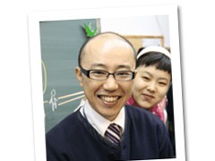 日野嘉久（日本语课调整专务）
Hino Yoshihisa
只有在神户才能够做到的事情，只有在COMMUNICA学院才能够做到的事情，请来增加你所能够做到的事情吧。