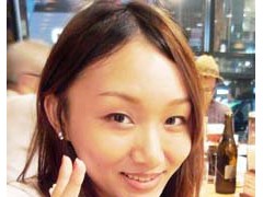 
毕业生的发言
在Communica(考谬尼卡学院)的美好回忆、现在正在学习的内容、毕业生谈论打工一事。
雖然我在日本的課程比預定的時間稍微提早結束了，但是這十個月我學到了相當多。如果，當時我是在台灣持續學習日語的話，可能到現在，我想說日語還是無法開口吧！所以，能夠到日本來學習日文，真的是太好了。
　學校的老師們一直都相當的親切，在課程中我們學習到了各式各樣的課業上的知識，以及真正的日本文化知識。　剛剛來到日本的時候，我的日文等級大概只有在認識５０音的階段而已。所以，全日文的環境中，老師的課好像謎一般的語言一樣，我大概有九成都聽不懂。那時候相當緊張呢！但是，我一直告訴自己＂沒有困難的事情，只有不去做的事情＂，＂如果因為害怕而不去做的話，那就不會有成功了＂。所以其實不必擔心，甚麼都去試試看吧！我想，學習的這段期間就算被大家笑也沒有關係。語言這種東西，如果不說出口的話就無法成為自己的東西。所以，拿出自信好好努力吧！ (2010年8月修了　台湾出身　Fanさん) 
