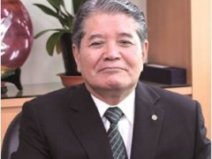 J国际学院 学院长美坂 房洋
1941年8月25日	出生于大阪市东淀川区
1957年3月	毕业于大阪市立十三中学 
1960年3月	毕业于大阪府立北野高等学校
1964年3月	毕业于同志社大学
1987年4月	当选大阪府议会议员
1994年9月〜	大阪府私立中学・高等学校振兴
	议员联盟副会长
1999年12月〜	大阪府私立幼儿园振兴议员联盟
              副会长 
2005年5月	大阪府议会101届议会长
2005年7月	全国都道府县议会议长会社会文教
              委员长
	
2006年11月	保护司（法务省・淀川地区）
2007年4月	退出大阪府议会议员（5期20年）
2007年8月	J国际学院学院长就任（就任时的校
               名为JOCM国际福祉日本语学院》 
