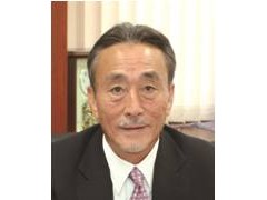 众议院议员　J国际学院 顾问
熊谷 贞俊
大阪大学名誉教授•工学博士。担任法务委员会委员、文部科学委员会委员。财团法人国际生涯学习研究财团理事。包括中国福建农林大学客座教授，中国福建省福州软件园高级顾问等职务，在海内外活动广泛。