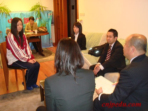 柳美同学和日本村上学园老师们用日语交流