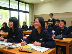 明德义塾中学校高等学校上课风景 