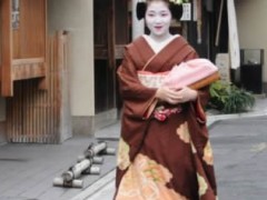 京都，作为日本名列世界遗产数量最多的城市而广为人知。在1896年东京成为首都之前的大约1000年时间里，京都一直是日本的中心，具有悠远的历史。

　　京都至今保留着许多能诠释日本历史的文化，如代表朴素安静之美的“侘寂”、代表祇园的“舞妓”、祇园祭等京都文化三大祭典，豆腐、酱菜等饮食文化，以及为数众多的神社佛阁等。 京都被誉为艺妓文化的起源地，至今艺妓仍作为一种艺术象征而存在，她们的世界是一个充满神秘而幽深的世界。

　　日语中的 “艺妓”，是一种职业的称谓，并不含有贬低的意思。事实上她们从事的是一种表演艺术，与我们所熟悉的茶道、花道等一样，是日本传统文化的一部分。日本有舞妓和艺妓之分，20岁之前被称为舞妓，因此舞妓看起来就比较年轻、活泼一些，超过20岁后就成为艺妓。

　　艺妓（舞妓）的和服十分华丽，做工、质地和装饰都十分讲究，异常昂贵，一套鲜艳的丝绸和服价值几十万甚至上百万日元。京都舞妓的服装更以悬落飘逸，重量沉重而著名。艺妓穿的和服与传统的和服有一定区别，艺妓所穿着的和服衣领开得很大，并且特意向后倾斜，让抹满白粉的脖颈全部外露。

　　粉白的脸上点缀着猩红的嘴唇和黝亮的眉毛；梳着传统的发髻，戴着与四季合鸣的发饰；身着华丽的和服，袖长着地；手托包袱，脚蹬厚厚的木屐，迈着细碎的脚步；在幽香浮动的黄昏与夜晚，或在京都的石阶小路闲情雅步，或出没于繁华的街町与寂寥的小巷之间，似一缕来自古画的魅影，转瞬间不知所踪，这就是浮现在人们脑海中描绘艺妓的画面。图为舞子市桃。