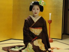 日本历史上的艺妓业曾相当发达，京都作为繁华地区曾经艺馆林立，从艺人员多达几万人。随着社会的变迁，受多元及新兴文化的冲击，传统的艺妓文化已渐衰落，到目前为止，艺妓也只有几百人。图为浅浅一笑。