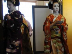 日本历史上的艺妓业曾相当发达，京都作为繁华地区曾经艺馆林立，从艺人员多达几万人。随着社会的变迁，受多元及新兴文化的冲击，传统的艺妓文化已渐衰落，到目前为止，艺妓也只有几百人。图为浅浅一笑