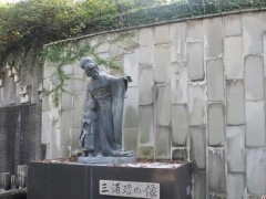 以日本著名女高音歌唱家三浦环为模特雕刻而成的蝴蝶夫人像。三浦环曾经多次领衔主演歌剧《蝴蝶夫人》，在日本，她已经成为歌剧《蝴蝶夫人》的象征。