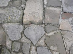 情侣们最爱的“心”形石，园内有两块，据说一男一女摸过就会心心相印，得到长久的爱情
