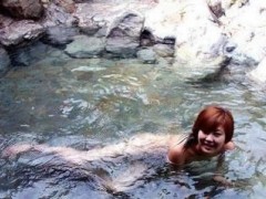 早就听闻日本享有“温泉王国”的美誉，全国由于地壳运动活跃而形成的大大小小的温泉有几千个。不仅种类繁多，而且质量很高。据资料记载，在很久以前日本人就已经学会了利用温泉。到了奈良时代，由于佛教的传入，各地兴建寺庙，其中，僧侣们的沐浴对温泉开发起到了很大的促进作用，在那时人们就已经发现了温泉的治疗作用。而今天，泡温泉不仅成为日本人生活中必不可少的一部分，还成为深受世界各地人们喜爱的一种休闲旅游方式。
