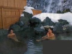 导游还吓唬我们，如果不遵守规定，就会有男服务员进来指导。也不知道是不是真的。所以，大家都怕被男服务员看光光，就很注意啦，因此日本的温泉水也就保持得非常干净清澈。这一点，国内很多温泉是无法相比的，在国内泡温泉时，每每看到温泉池水面的一层浮漂，还有人们在池里左搓右搓的动作，我就难以下脚。

