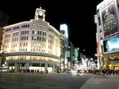 银座4丁目十字路口

　　日本最高档的购物区就是这里！若去路易威登或爱马仕等一流品牌店，其大楼的设计也很值得一看。以三越百货为主的有名百货公司也鳞次栉比，这里有时尚典雅的成人街景。