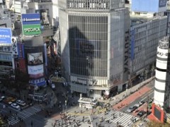 涩谷车站前十字路口

　　这里是世界最有名的十字路口，请来看一次有500人同时过马路的壮观景观吧！跨过这个十字路口，时尚大楼109就在您的眼前。

