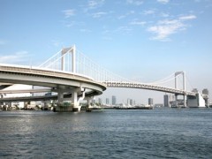 御台场、彩虹大桥

　　在拂面的习习海风中，可一整天享受购物、参观博物馆、游玩主题公园、泡温泉等乐趣，是娱乐设施充实的海岛地区。隔着彩虹大桥的东京市区的公路网是非常值得一看的风景。

