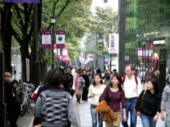 表参道

　　这里是追求时髦与流行的人(fashionista)的圣地！请在美丽的有榉树的日本“香榭丽舍大道”上，尽情游览购物吧。
