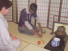 学生亲身体验茶道魅力