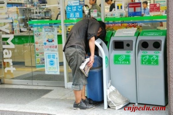 日本繁华街道也有乞丐