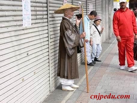 在日本东京街头化缘的和尚。 