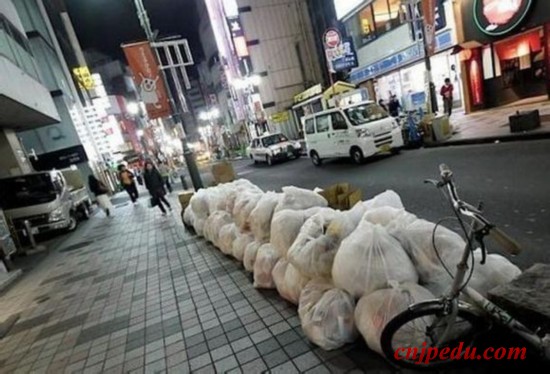 日本垃圾整齐地码放在规定的地方。