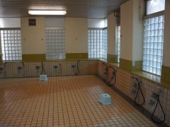 晓星国际高中学生宿舍浴室一角