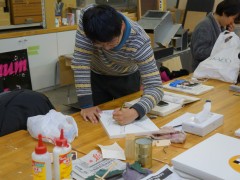 横滨设计学院学生在作品设计中