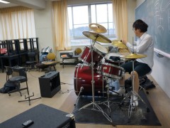 鹿岛学园高等学校器乐小组在放学后练习