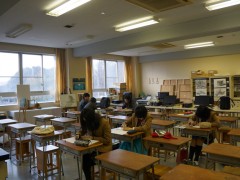 鹿岛学园高等学校学生在放学后上自己