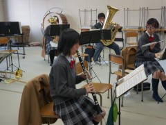 鹿岛学园高等学校管弦乐小组在练习演奏