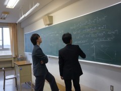 鹿岛学园高等学校来自东京大学的数学博士老师在给尖子学生单独指导