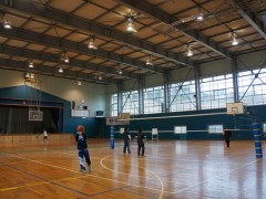 鹿岛学园高等学校体育馆内同学们在运动
