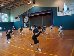 鹿岛学园高等学校体育馆内同学们在运动