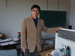 鹿岛学园高等学校高山老师在介绍学校设施