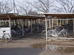 鹿岛学园高等学校校园内学生放自行车的地方