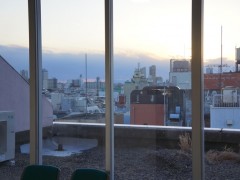 修曼日本语学校东京校窗外街景