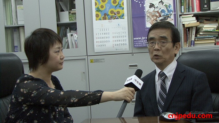 千驮谷日本语学校理事长吉岗正毅先生正在接受日本留学网程海燕女士的专访