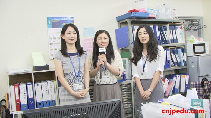 千驮谷日本语学校学生课主任包金光（左1）等三位美女老师