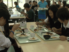 明德义塾高等学校食堂内