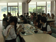 明德义塾高等学校食堂内