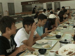 明德义塾高等学校食堂内