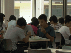 明德义塾高等学食堂学生用餐中