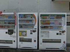 明德义塾高等学校内的自动贩卖机
