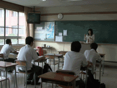 柏原高等学校学生上课中